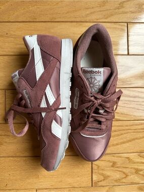 Reebok Classic Women’s 7.5 Mauve-Pink Sneakers with White Stripes